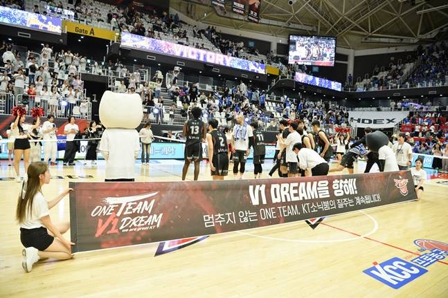 시리즈를 잡은 뒤 홈 팬들에게 인사하는 KT 선수단. /사진=KBL