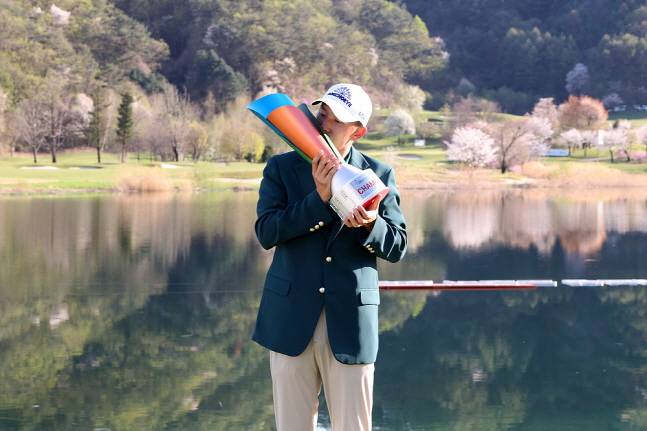 김백준이 우승 후 그린재킷을 입고 트로피에 입을 맞추고 있다. /사진=KPGA 제공