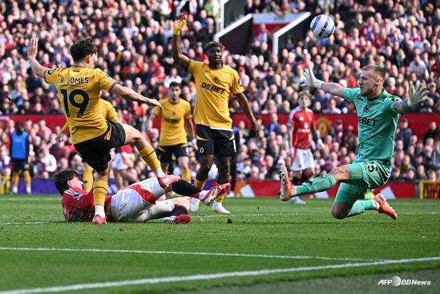 울버햄튼전에 집중하는 메이슨 마운트(왼쪽 빨간색 유니폼). /AFPBBNews=뉴스1