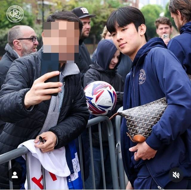 팬서비스를 보여주는 양민혁(오른쪽). /사진=QPR SNS