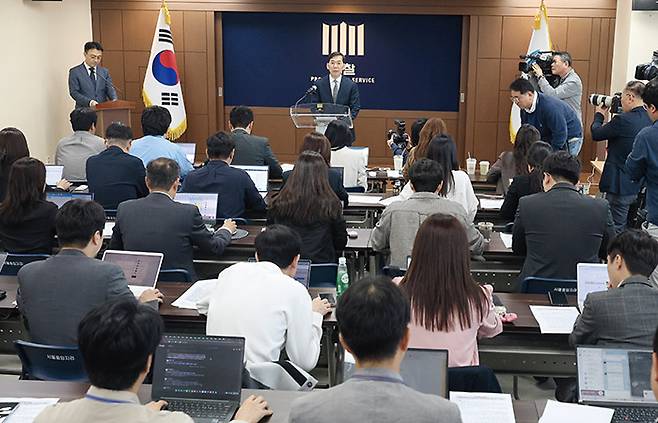 검찰은 윤석열 전 대통령이 관련된 사건은 제대로 수사하지 않았다. 사진은 도이치모터스 수사 결과 발표 모습.[사진=뉴시스]