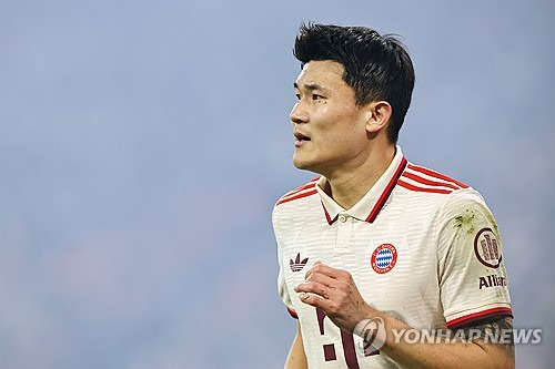 이적시장 전문 기자 파브리치오 로마노가 21일(한국시간) 김민재가 바이에른 뮌헨을 떠날 수 있다고 전했다.   바이에른 뮌헨 소식을 전하는 'FC바이에른 브라릴레이루'는 이를 인용하면서 김민재가 여름에 뮌헨을 떠날 가능성이 있으며 현실적인 일이라고 밝혔다. 연합뉴스