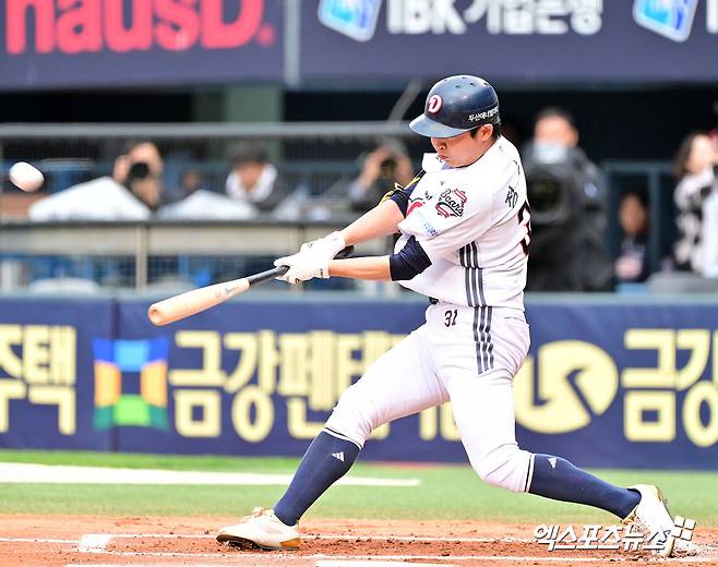 19일 오후 서울 송파구 잠실야구장에서 열린 '2025 신한 SOL Bank KBO리그' KIA 타이거즈와 두산 베어스의 경기, 1회말 두산 정수빈이 솔로 홈런을 날리고 있다. 엑스포츠뉴스 DB