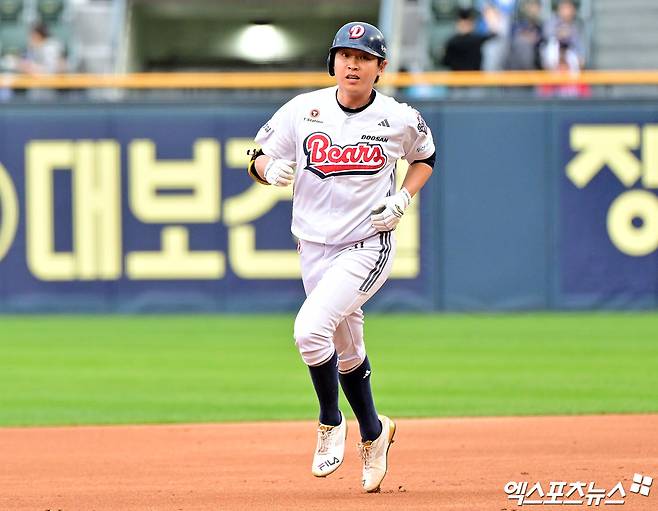 19일 오후 서울 송파구 잠실야구장에서 열린 '2025 신한 SOL Bank KBO리그' KIA 타이거즈와 두산 베어스의 경기, 1회말 두산 정수빈이 솔로 홈런을 날린 후 그라운드를 돌고 있다. 엑스포츠뉴스 DB