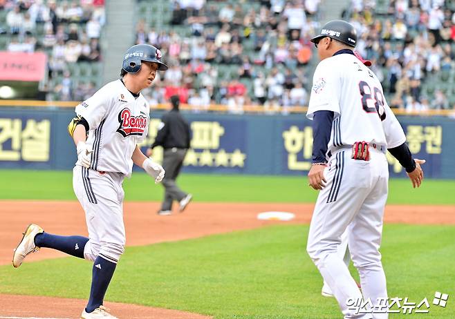 19일 오후 서울 송파구 잠실야구장에서 열린 '2025 신한 SOL Bank KBO리그' KIA 타이거즈와 두산 베어스의 경기, 1회말 두산 정수빈이 솔로 홈런을 날린 후 그라운드를 돌고 있다. 엑스포츠뉴스 DB