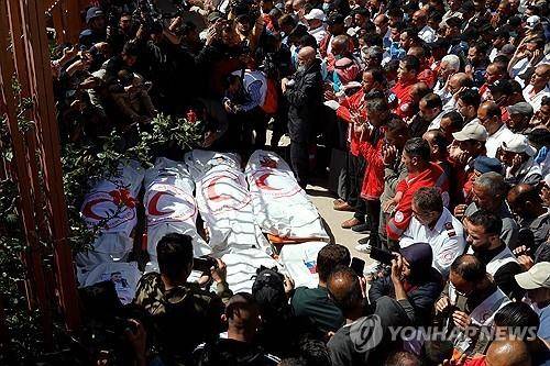 가자지구에서 이스라엘군의 총격에 숨진 구호요원들을 추모하는 팔레스타인 주민들  [로이터 연합뉴스 자료사진. 재판매 및 DB 금지]