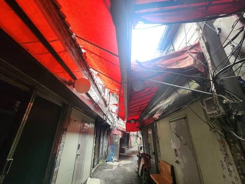 '미아리 텍사스' 골목 안 붉은 차광막이 찢어진 모습 [촬영 이율립]