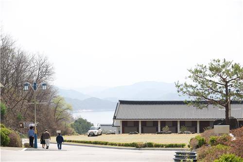 이재민 임시주거시설에 찾아온 봄  (안동=연합뉴스) 박세진 기자 = 지난 18일 경북산불 이재민 임시주거시설인 안동시 한국국학진흥원 인문정신연수원 앞이 봄기운으로 가득 차 있다. 2025.4.18 psjpsj@yna.co.kr