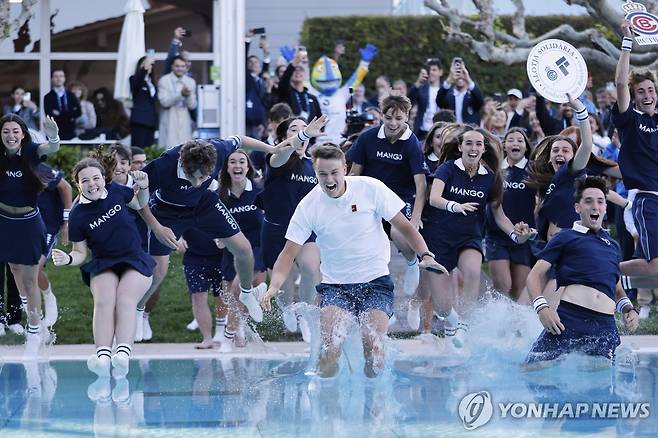 우승 후 볼키드들과 함께 대회장 내 수영장에 몸을 던지는 루네(흰색 상의) [AP=연합뉴스]