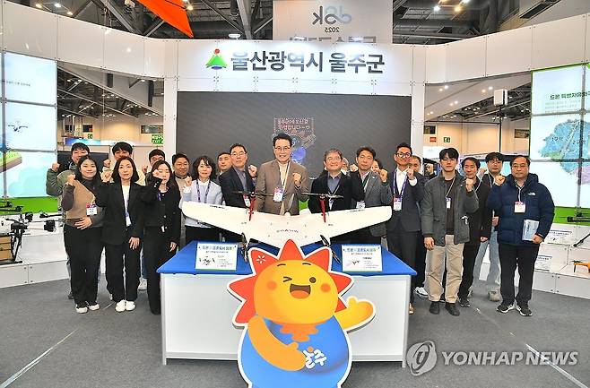 드론쇼코리아 '울주전시관' 인기몰이 (울산=연합뉴스) 26일부터 28일까지 부산 벡스코에서 개최되는 'DSK 2025'(드론쇼코리아)에서 울산시 울주군이 울주전시관을 운영 중인 가운데 이순걸 울주군수(가운데)와 관계 공무원들이 27일 전시관을 방문해 전시 현황을 확인한 뒤 기념촬영을 하고 있다.2025.2.27 [울주군 제공.재판매 및 DB 금지] young@yna.co.kr