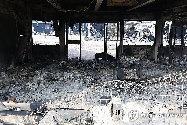 '폐허로 변한 안동 남후농공단지 공장' (안동=연합뉴스) 박세진 기자 = 31일 경북 안동시 남후농공단지 한 공장 건물이 산불에 타 형체를 알아볼 수 없는 상태로 남겨져있다. 안동시는 이날 남후농공단지 산불 피해 대책위원회 임시사무실에서 1차 '산불 피해기업 원스톱 지원센터'를 운영한다. 2025.3.31 psjpsj@yna.co.kr