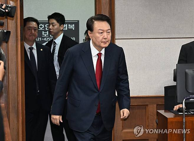 2차 공판 출석하는 윤석열 전 대통령 (서울=연합뉴스) 윤석열 전 대통령이 21일 서울 서초구 서울중앙지법에서 열린 내란 우두머리 혐의 형사재판 2차 공판에 출석하고 있다. 2025.4.21 [사진공동취재단] photo@yna.co.kr