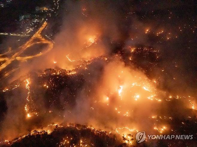 안동 남선면까지 번진 산불 (안동=연합뉴스) 김도훈 기자 = 25일 경북 안동시 남선면 인근 야산으로 불이 번지고 있다. 2025.3.25 superdoo82@yna.co.kr