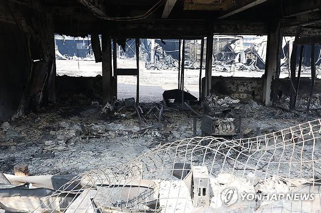 '폐허로 변한 안동 남후농공단지 공장' (안동=연합뉴스) 박세진 기자 = 31일 경북 안동시 남후농공단지 한 공장 건물이 산불에 타 형체를 알아볼 수 없는 상태로 남겨져있다. 안동시는 이날 남후농공단지 산불 피해 대책위원회 임시사무실에서 1차 '산불 피해기업 원스톱 지원센터'를 운영한다. 2025.3.31 psjpsj@yna.co.kr