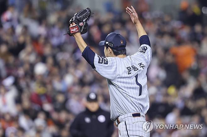 포효하는 문동주 (서울=연합뉴스) 서대연 기자 = 27일 서울 잠실야구장에서 열린 프로야구 2025 신한 SOL 뱅크 KBO리그 한화 이글스와 LG 트윈스의 경기.
    5회말 무실점 호투를 펼친 한화 선발투수 문동주가 더그아웃으로 향하며 포효하고 있다. 2025.3.27 dwise@yna.co.kr