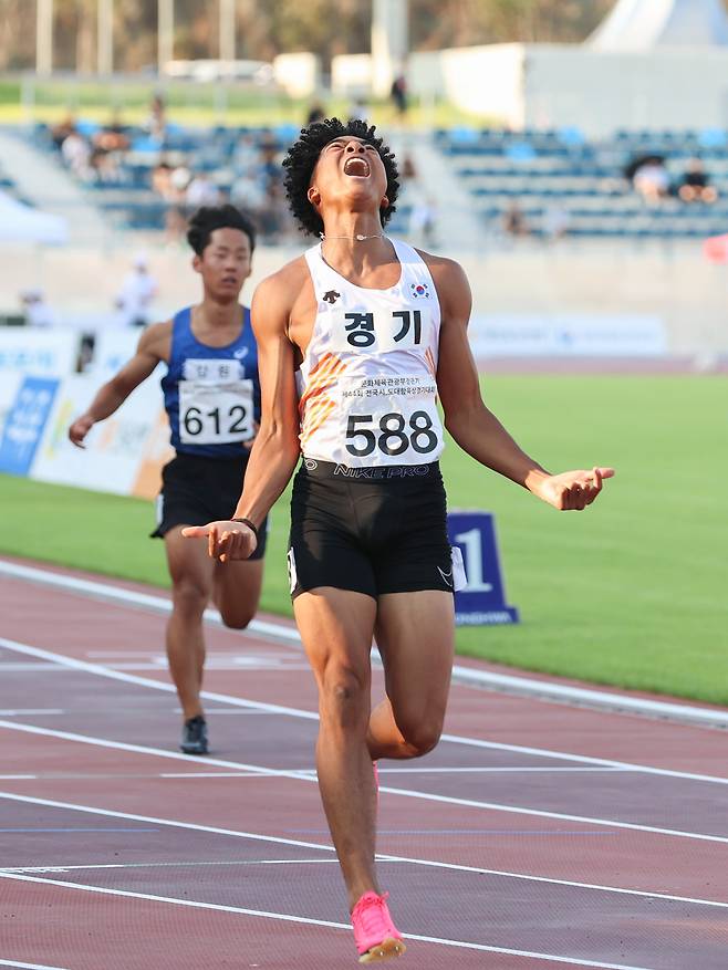 포효하는 나마디 조엘진 (서울=연합뉴스) 나마디 조엘진이 19일 목포종합운동장에서 열린 문화체육관광부장관기 제44회 전국시도대항육상경기대회 남자 고등부 100ｍ 결선에서 10초36의 한국 남자 고등부 신기록으로 우승한 뒤, 포효하고 있다. 2023.8.19 [대한육상연맹 제공. 재판매 및 DB금지] photo@yna.co.kr