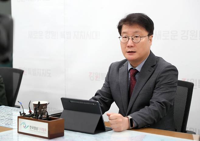 기자 간담회 하는 여중협 행정부지사 [강원도 제공.재판매 및 DB 금지]