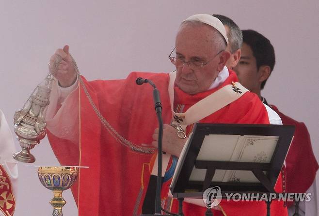 시복미사 집전하는 프란치스코 교황 (서울 사진공동취재단=연합뉴스) 2014년 8월 16일 광화문 광장에서 프란치스코 교황이 시복식 미사를 집전하고 있다. [자료사진]
