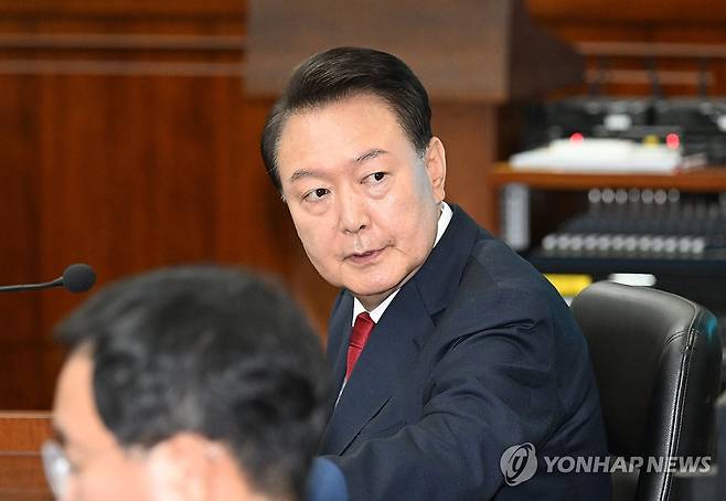 내란혐의 2차 공판 윤석열 전 대통령 (서울=연합뉴스) 윤석열 전 대통령이 21일 서울 서초구 서울중앙지법에서 열린 내란 우두머리 혐의 형사재판 2차 공판에 출석해 있다. 2025.4.21 [사진공동취재단] photo@yna.co.kr