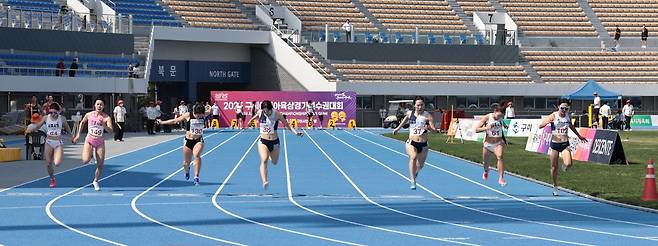 김다은, 여자 100ｍ 우승 (서울=연합뉴스) 김다은(오른쪽 세 번째)이 21일 경북 구미시민운동장에서 열린 2025 구미아시아육상경기선수권대회 최종선발대회 여자 100ｍ 결선에서 가장 먼저 결승선을 통과하고 있다. [대한육상연맹 제공. 재판매 및 DB금지]