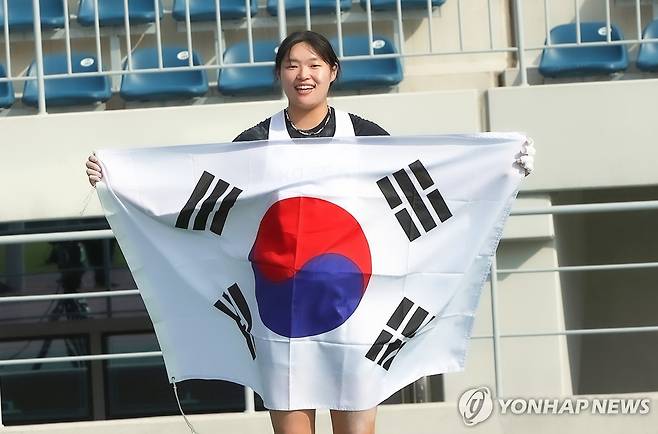 김태희(2024.6.14) (서울=연합뉴스) 김태희가 14일 목포종합운동장에서 열린 2024 아시아투척선수권 여자 해머던지기 결선에서 3위에 오른 뒤, 기념 촬영을 하고 있다. [대한육상연맹 제공. 재판매 및 DB금지]