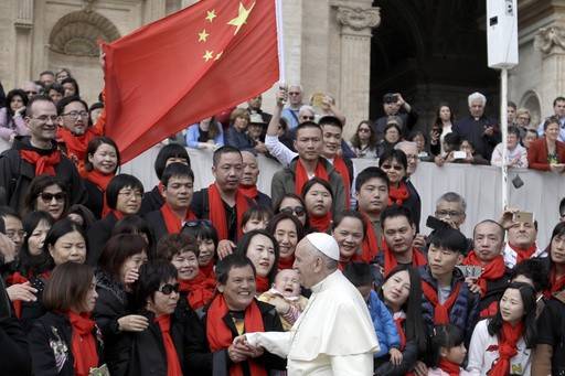 중국 가톨릭 신자들과 만난 프란치스코 교황 2018년 4월 성베드로 광장에서 중국에서 온 신자들과 만나 인사를 나누는 프란치스코 교황 [AP=연합뉴스]