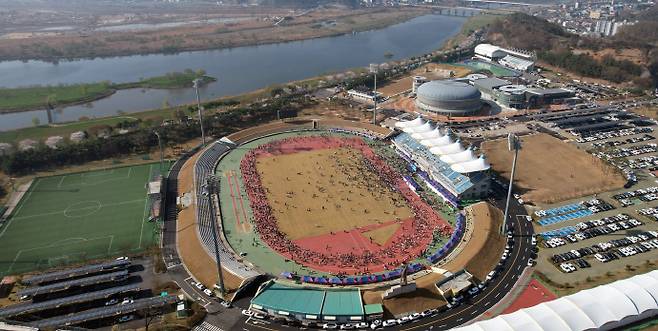 나주시는 AI기술로 전력을 예측해 지역 내 에너지 소비, 저장, 조절이 가능한 배전망 유연 자원(NWAs)에 기반한 마이크로그리드 전력시스템 및 에너지저장장치(ESS)를 나주종합스포츠파크 일원에 구축할 계획이다. 사진은 나주종합스포츠파크. /나주시 제공