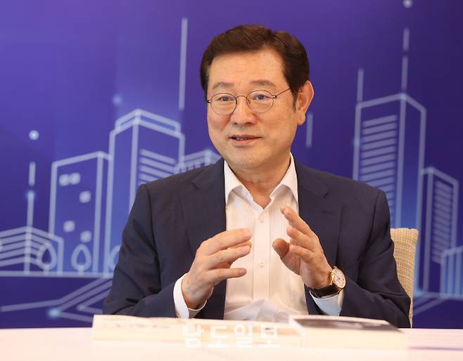 이용섭 전 광주광역시장은 남도일보와의 인터뷰에서 "'호남 홀대론'은 특정정당의 독점적 정치구조에서 비롯된 측면이 크다"면서 "지역, 정파, 계층을 가리지 않는 능력위주의 공정하고 투명한 대탕평 인사와 전국이 고르게 잘사는 지역균형 발전이 차기 정부의 국민통합으로 가는 지름길"이라고 강조했다. /남도일보 자료사진