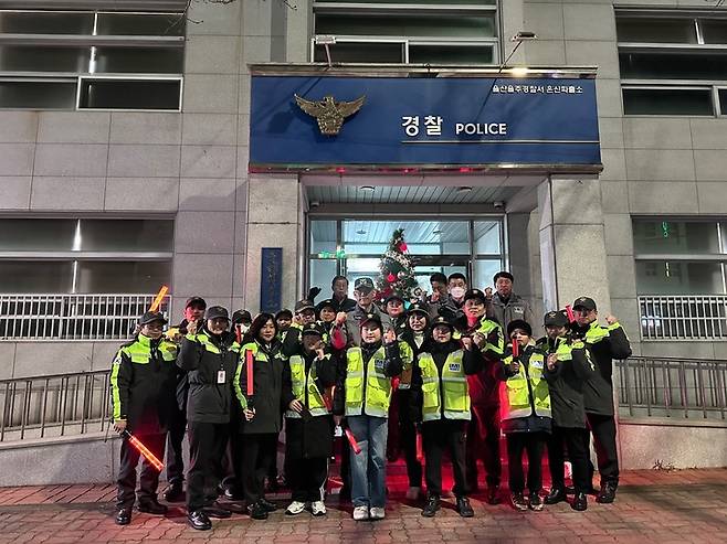 울주군 온산읍 덕신 외국인자율방범대가 지역 순찰전 기념촬영을 하고 있다.&nbsp;