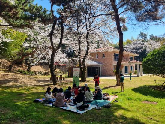 앞서 3월 26일부터 4월 16일까지 도지사 관사에서 열린 '생활예술놀이' 모습. 사진=경남문화예술진흥원