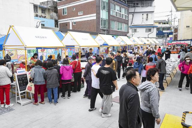 12일 개장한 점촌점빵길 토요장. /문경시제공