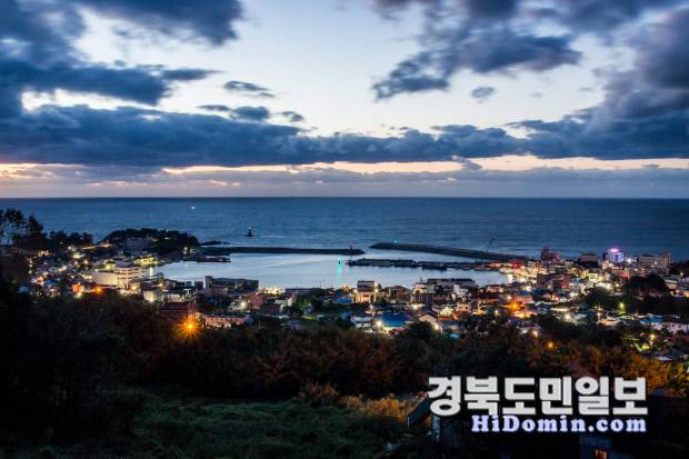 해 질 무렵 불빛이 하나둘 켜진 경주시 감포항의 야경. 어둠이 내려앉기 시작한 감포의 바다와 마을이 고요한 조화를 이루며, 100년의 세월을 품은 항구의 정취를 그대로 담아낸다. 사진=경주시 제공