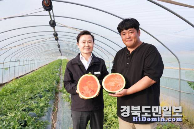지난 19일 이남철 고령군수와 박찬종 씨가 올해 첫 출하된 우곡 수박을 들어 보이고 있다.사진=우곡면 제공