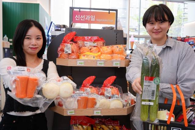 모델들이 세븐일레븐 신선식품을 선보이고 있다. /사진=세븐일레븐