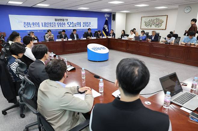 21일 서울 여의도 국회 의원회관에서 더불어민주당 전국청년위원회 주최 정년연장 TF 청년간담회가 열리고 있다.(사진=연합뉴스)