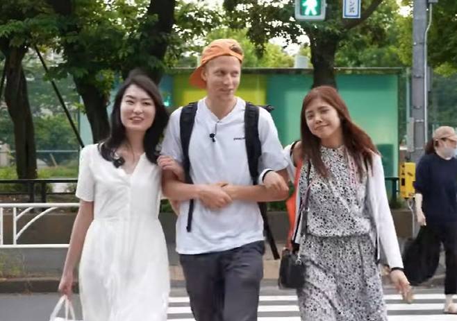 호주 여행 유튜버가 일본에서 여자친구 렌탈 서비스를 이용한 후기가 관심을 받고 있다. (사진=조든 툴리 유튜브 캡처)