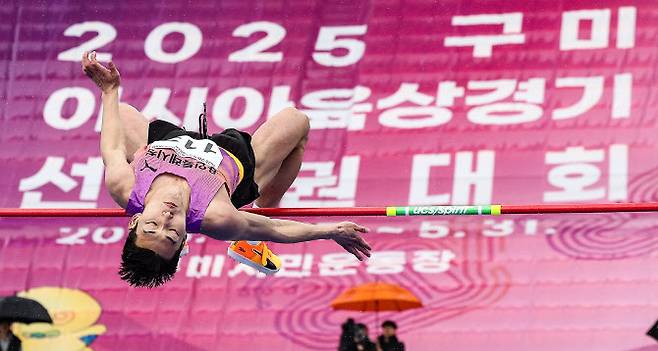 우상혁(용인시청)이 22일 경북 구미시민운동장에서 열린 2025 구미 아시아육상경기선수권대회 최종 선발전에서 2m15 1차시기 점프에 성공하고 있다. 사진=연합뉴스