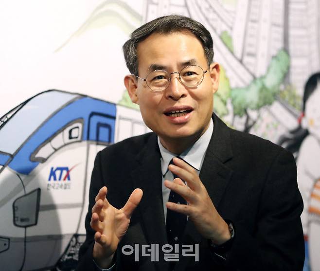 강희업 국토교통부 대도시권 광역교통위원장이 이데일리와의 인터뷰에서 답변하고 있다. (사진= 김태형 기자)