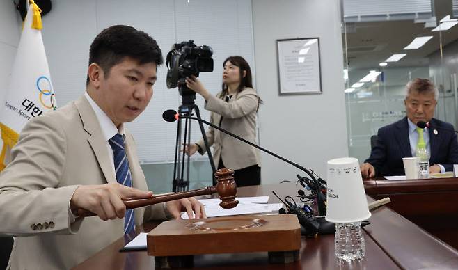22일 서울 송파구 올림픽회관에서 열린 제2차 대한체육회 이사회에서 유승민 대한체육회장이 안건을 통과시킨 뒤 의사봉을 두드리고 있다. 사진=연합뉴스