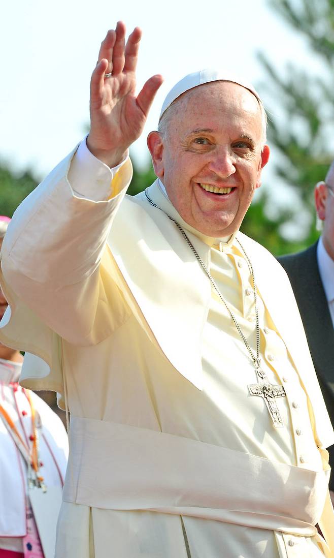 프란치스코 교황이 21일(현지시간) 오전 88세로 선종했다고 교황청이 발표했다. 프란치스코 교황은 즉위 이듬해인 2014년 8월 14일부터 18일까지 4박 5일 일정으로 한국을 찾아 평화와 위로 그리고 화해의 메시지를 전했다. 사진은 2014년 8월 15일 충남 당진 솔뫼성지를 찾아 신자들에게 손을 들어 인사하는 교황 모습. (사진=연합뉴스)