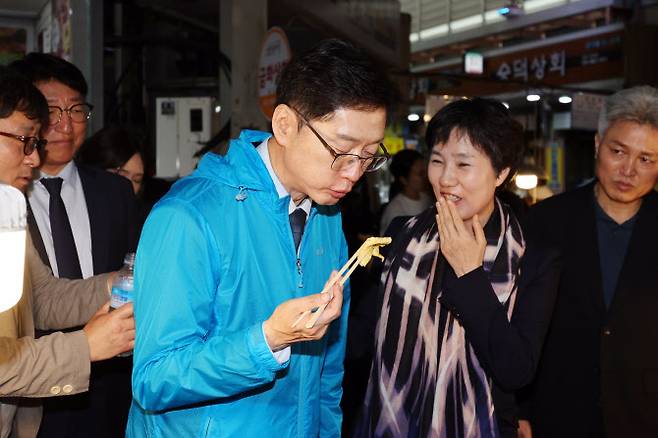 김경수 더불어민주당 대선 경선 후보가 22일 오후 광주 서구 양동전통시장에서 상인이 건넨 어묵을 먹고 있다.(사진=연합뉴스)