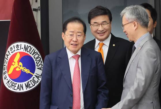 홍준표 국민의힘 대선 경선 후보가 22일 서울 용산구 대한의사협회에서 열린 간담회에 참석하고 있다. 왼쪽부터 홍 후보, 김대식 의원, 김택우 대한의사협회장. 〈사진=연합뉴스〉