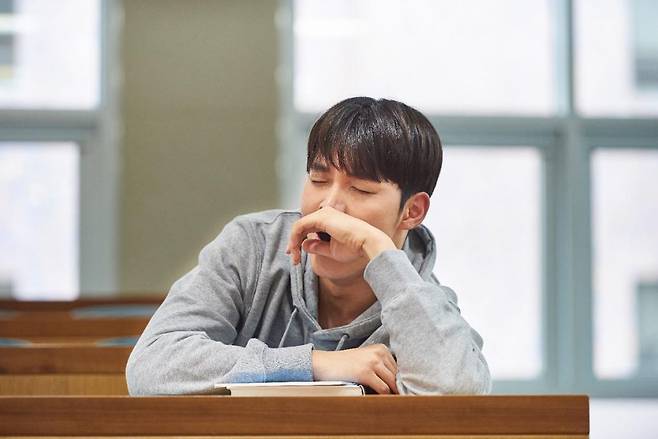 하품이 전염되는 건 뇌의 거울 뉴런 세포의 역할이 크다. 하품은 뇌를 식히는 데 도움이 되어서 집단의 주의력과 효율성을 높인다. 집단을 하나로 동기화는 하는 역할도 한다.  [사진=아이클릭아트]