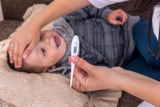 생후 2세 미만 영유아의 반복적인 항생제 사용은 알레르기와 지적장애 위험을 높일 수 있어 신중한 처방이 필요하다. [사진=게티이미지뱅크]