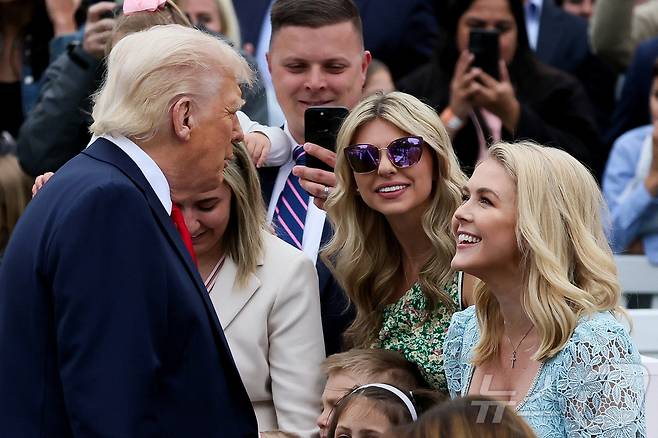 도널드 트럼프 미국 대통령과 캐롤라인 레빗 백악관 대변인이 21일(현지시간) 미국 워싱턴DC 백악관 남쪽 잔디밭에서 열린 연례 백악관 부활절 기념행사에서 대화하고 있다. ⓒ 로이터=뉴스1 ⓒ News1 류정민 특파원