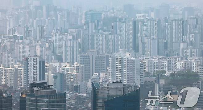 서울 중구 남산에서 바라본 아파트 단지. 2025.4.18/뉴스1 ⓒ News1 김진환 기자