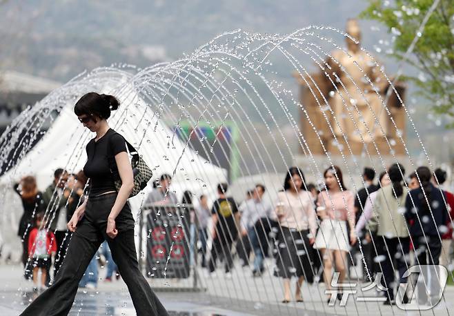 서울의 낮 최고기온이 25도를 기록하는 등 초여름 날씨를 보인 17일 오후 서울 종로구 광화문광장에서 시민과 관광객들이 가벼운 옷차림으로 점심 산책을 하고 있다. 기상청은 당분간 따뜻하지만, 일교차가 큰 봄 날씨가 이어질 것으로 내다보고 있다. 2025.4.17/뉴스1 ⓒ News1 오대일 기자