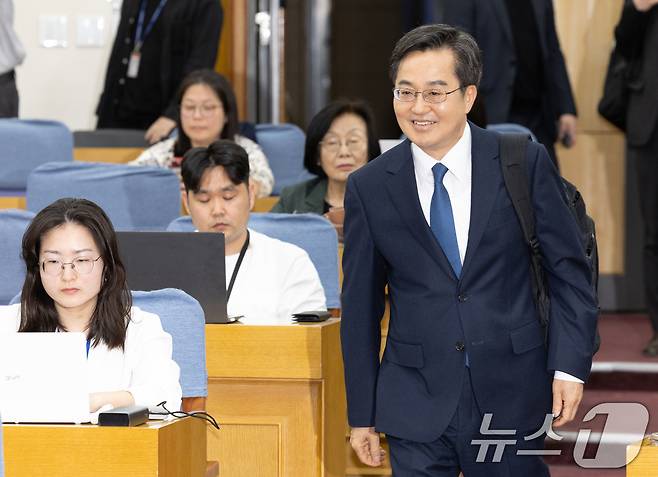 김동연 더불어민주당 경선 후보가 21일 오후 서울 여의도 국회 의원회관에서 열린 '모두의 성평등·다시 만난 세계' 여성간담회에 참석하고 있다. 2025.4.21/뉴스1 ⓒ News1 이재명 기자