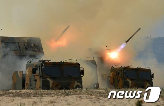 4일 오후 강원도 고성군 송지호 해변에서 실시된 육·해군 대규모 합동 해상사격훈련에서 육군 천무대대 장병들이 차기 다연장 로켓인 '천무' 실사격 훈련을 하고 있다. 육군 8군단을 비롯한 전방 5개 군단 포병부대와 해군이 함께 펼친 이번 훈련에서 육군은 ‘천무’의 실사격 훈련을 언론에 처음 공개했다. 2017.4.4/뉴스1 ⓒ News1 구윤성 기자