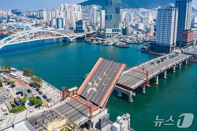 영도대교 도개 장면(부산시설공단 제공. 재판매 및 DB 금지)